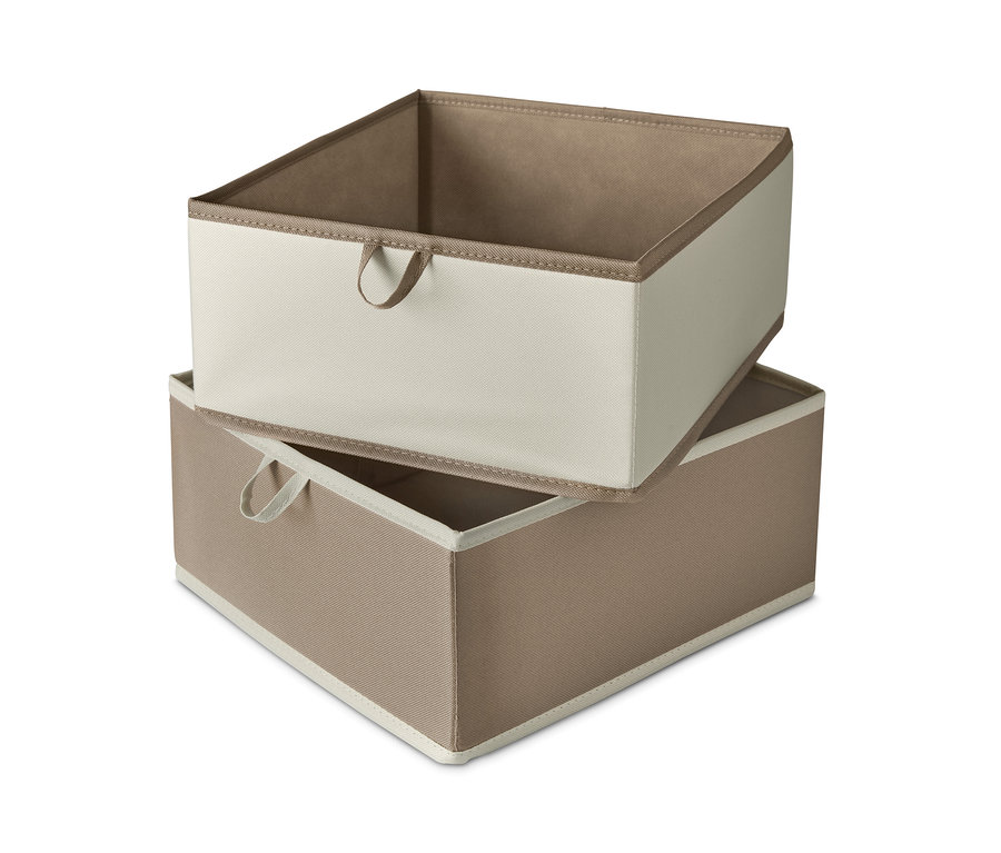 Na sebe naskladané dva béžové úložné boxy do zásuviek.