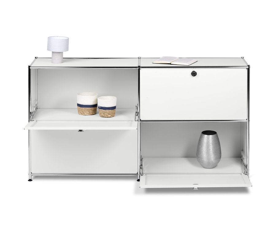 Biela kovová odkladacia skrinka »CN3« so 4 výklopnými priehradkami. Dva prútené košíky, lampa a váza stoja na hornej polici.