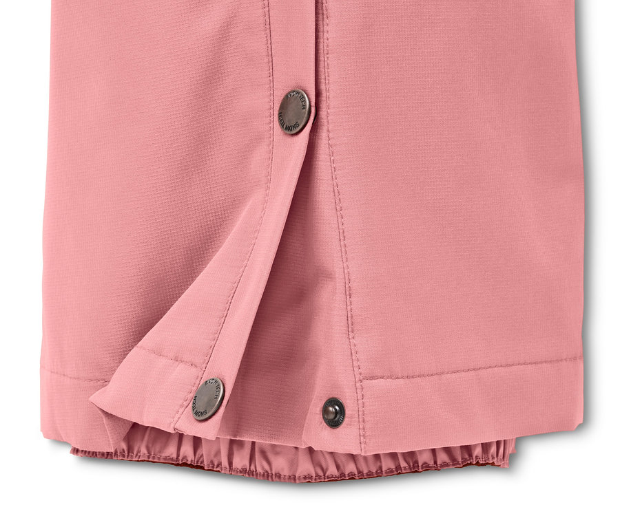 Detail ružových lyžiarskych a snoubordových nohavíc so zapínaním na cvoky.