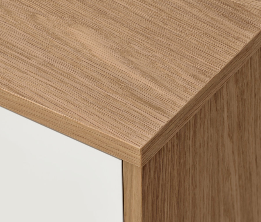 Detail bielej komody »Bekeson« s drevenou doskou.