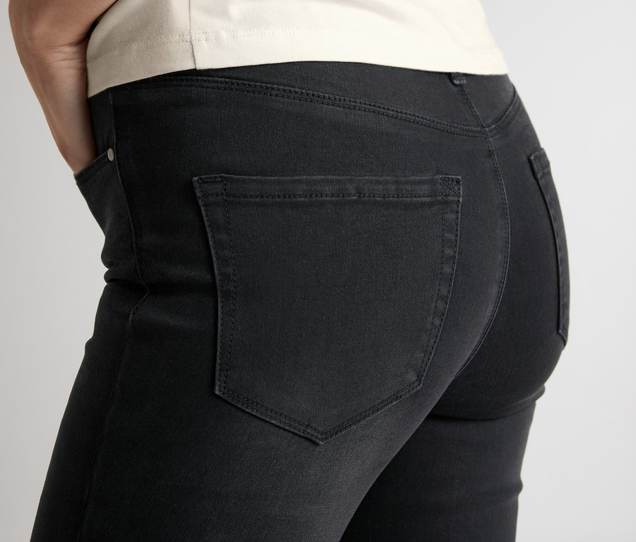 Detail ženy v úzkych džínsoch.