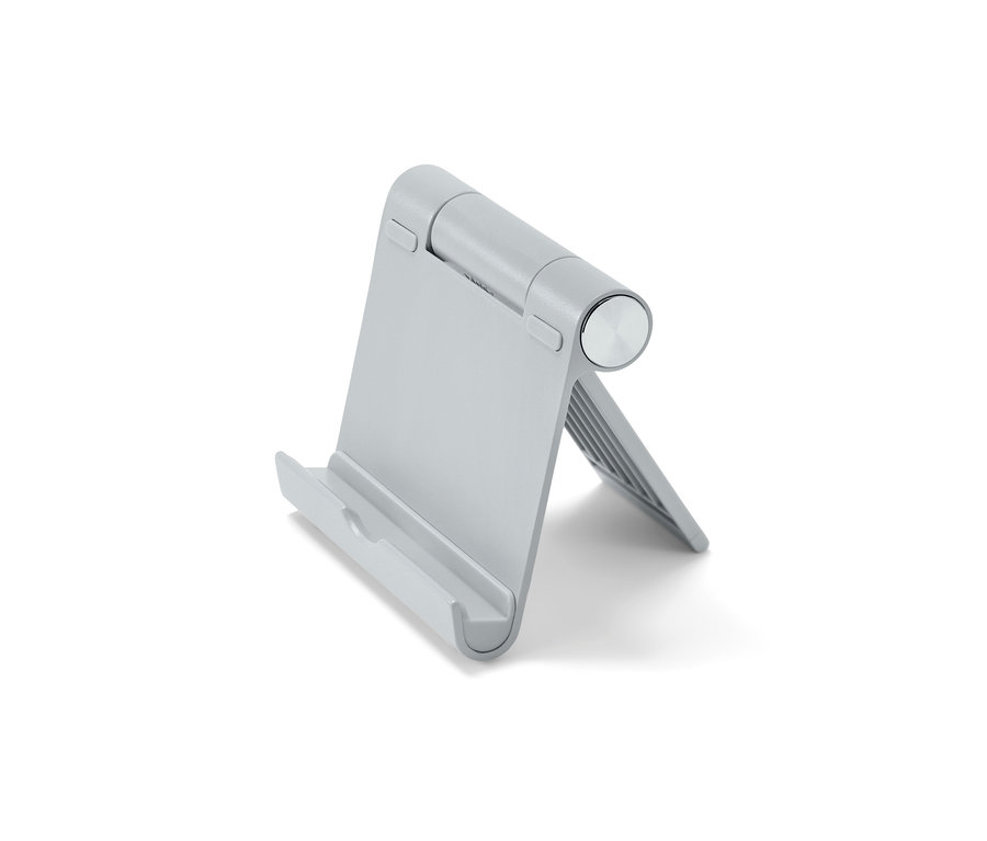 Strieborný stojan na smartfón a tablet na bielom pozadí.