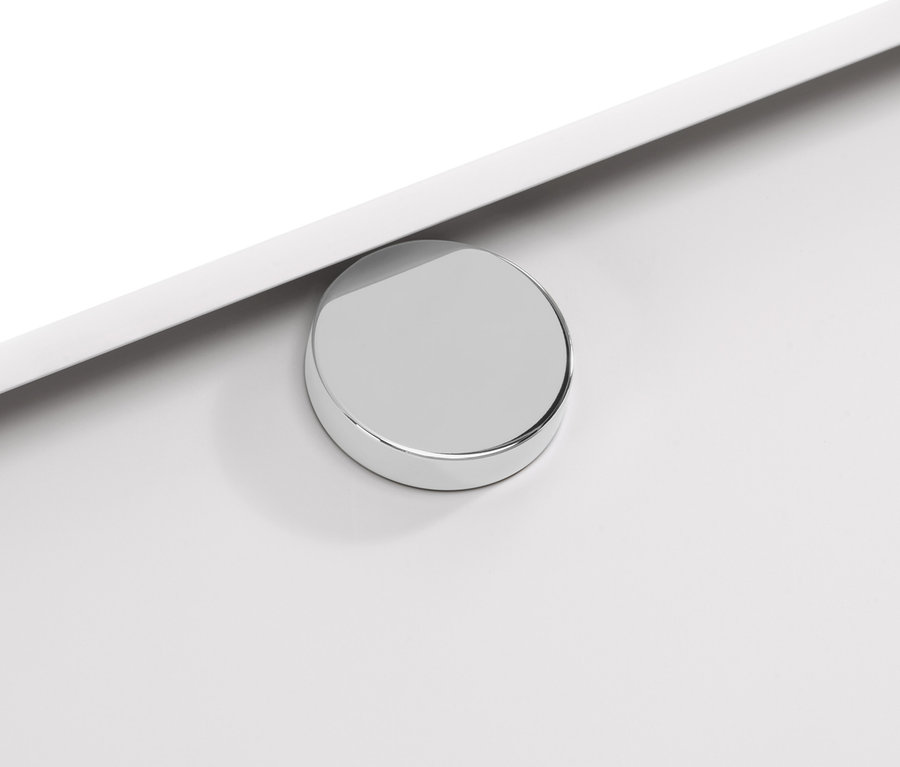 Detail bielej kovovej odkladacej skrinky »CN3« s okrúhlou striebornou úchytkou.