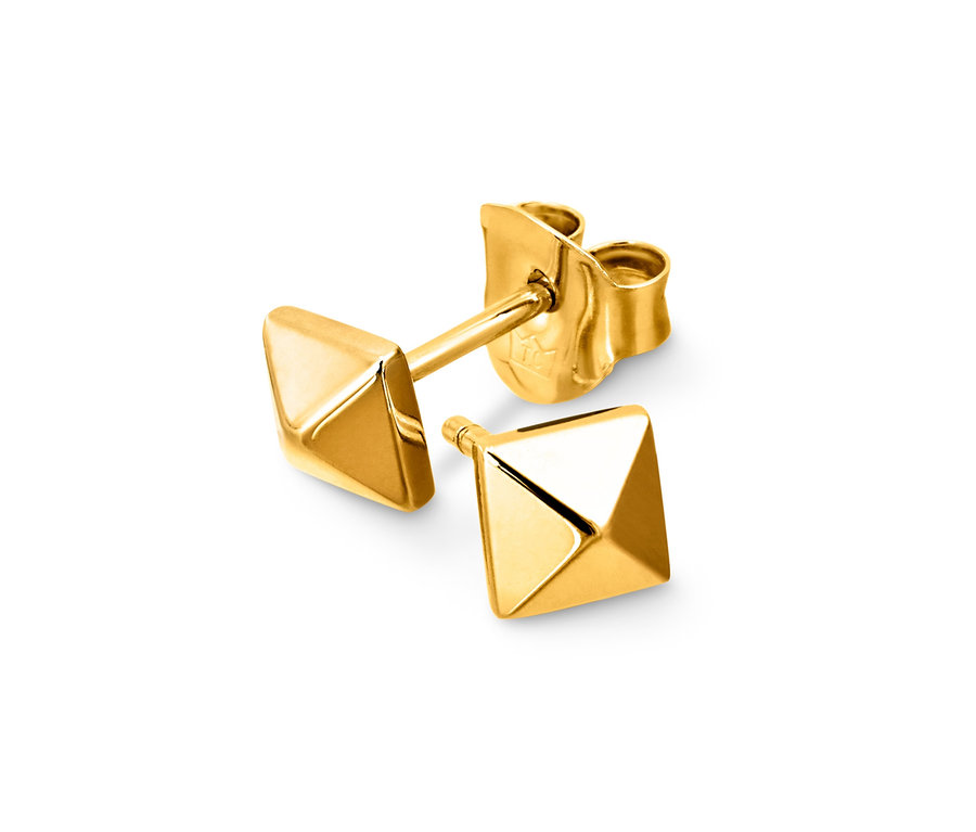 Detail strieborných napichovacích náušníc Pyramída s rýdzosťou 925 na bielom pozadí.