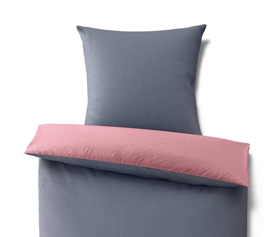 Sivá flanelová posteľná bielizeň z mikrovlákna štandardnej veľkosti s ružovým lemom a vankúšom.