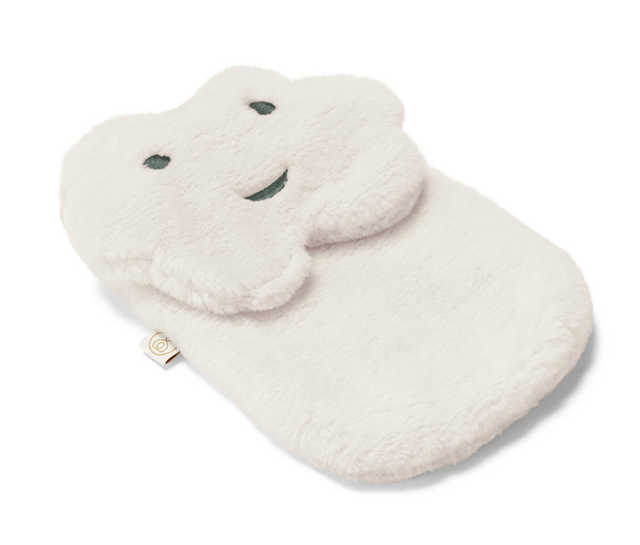 Biely termofor »Wolke« v tvare oblaku s našitými očami a úsmevom leží na bielom pozadí.