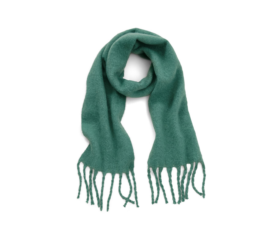 Zelený tkaný šál s brmbolcami na bielom pozadí.