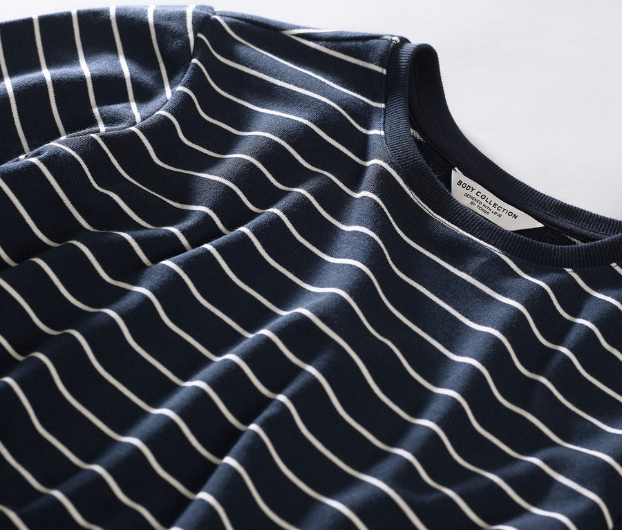 Detail pruhovaného pyžama s legínami.