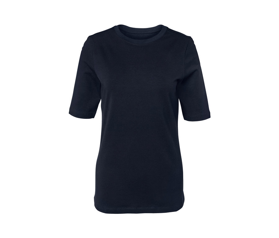 Tmavomodré tričko s polodlhým rukávom.