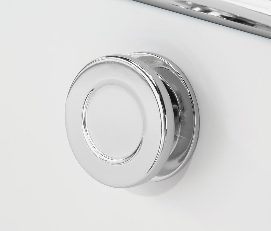Detail bielej skrinky CN3 s chrómovanou okrúhlou rukoväťou a chrómovanou tyčou nad ňou.