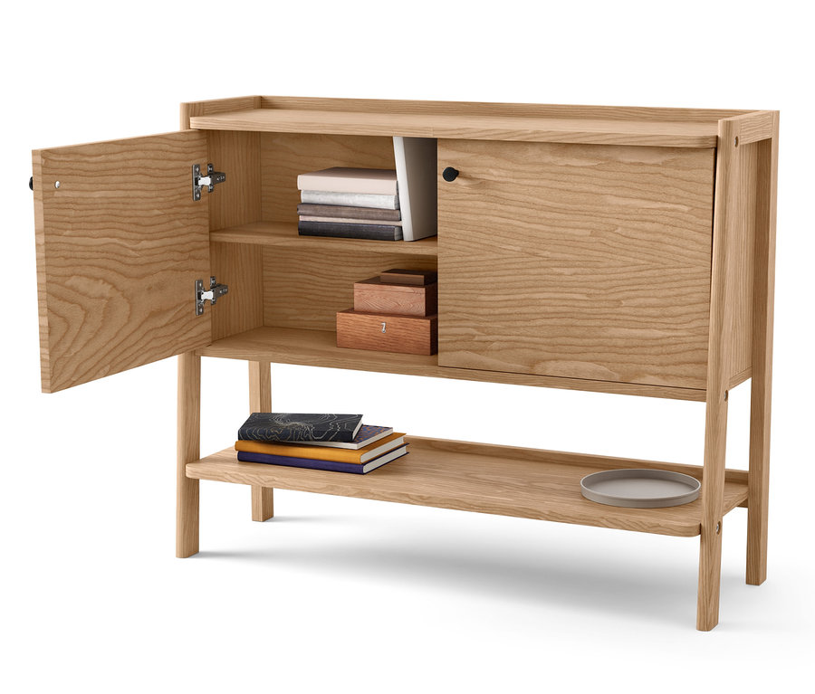 Otvorený dvojdielny drevený príborník s knihami a krabicami vnútri.