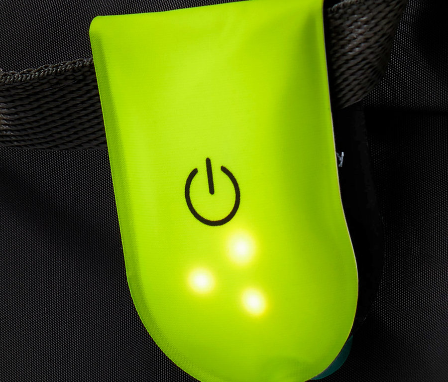 Zelené magnetické LED svetlo, 3 ks, pripevnené na popruhu.