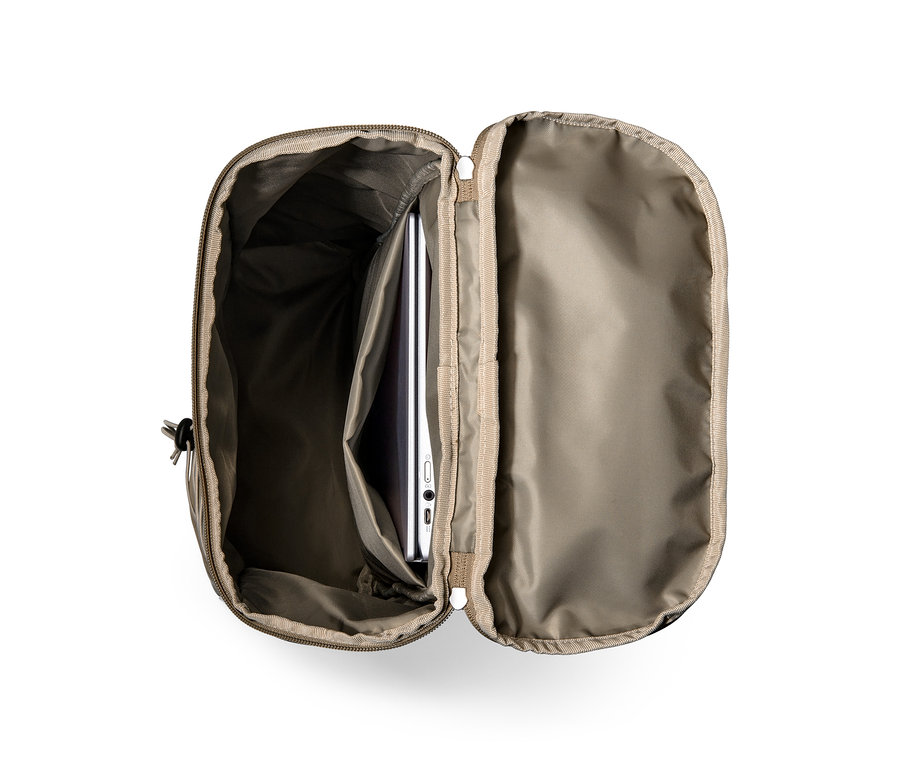 Otvorený outdoorový ruksak s notebookom vnútri.