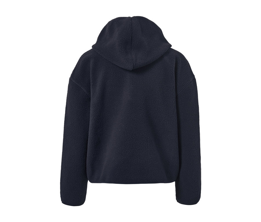 Detail plyšového pulóvra s kapucňou.