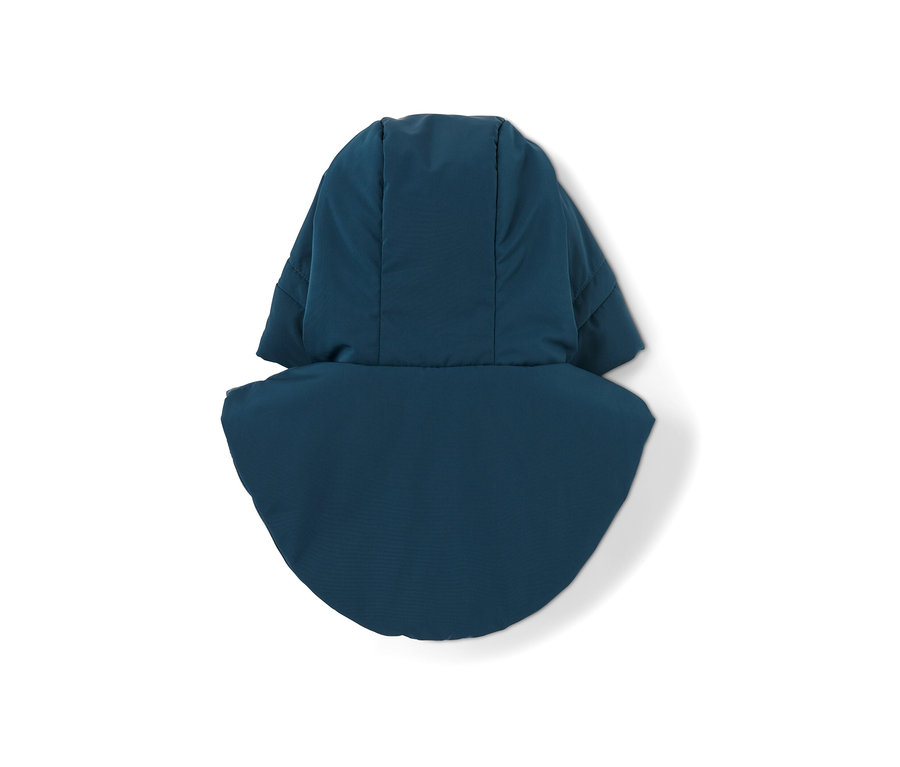 Detail tmavomodrej vatovanej kapucne so stojatým golierom.