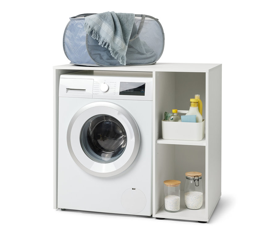Na bielej práčke stojí biely regál na práčku s bočným úložným priestorom. Na regáli je položený sivý kôš na bielizeň.