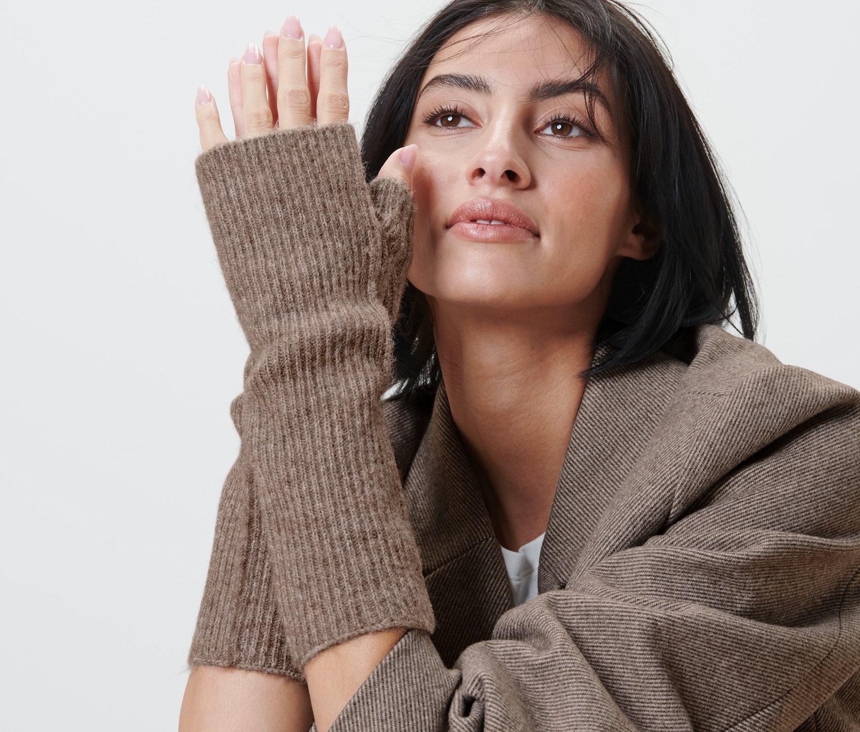 Žena s hnedými rebrovanými rukávnikmi.