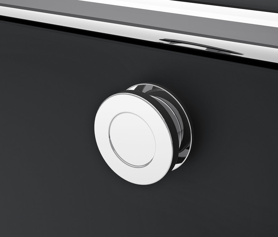 Detail čiernej kovovej skrinky CN3 s okrúhlou striebornou úchytkou.