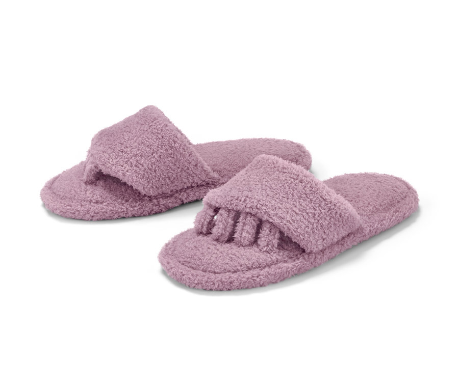 Dve froté šľapky na lakovanie a uvoľnenie fialovej farby.