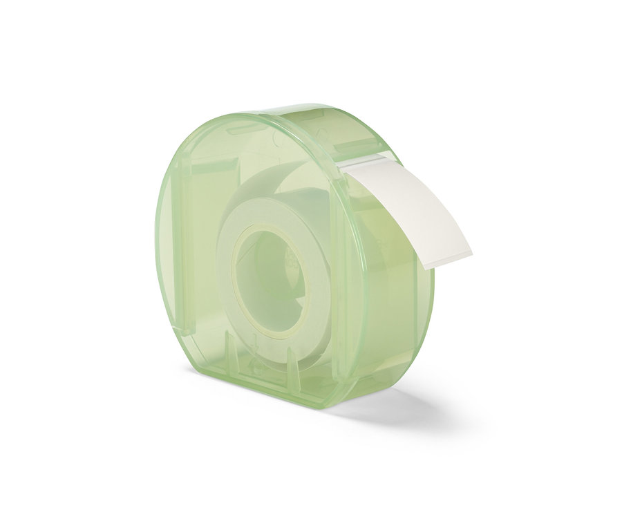 Priehľadný, svetlozelený zásobník na etikety s rolou bielych etikiet.