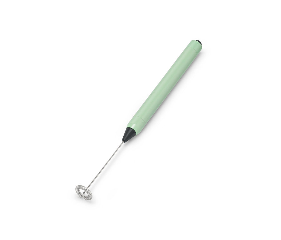 Zelený napeňovač mlieka na bielom pozadí.