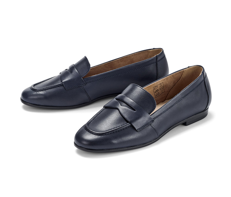 Dvoje kožené mokasíny.