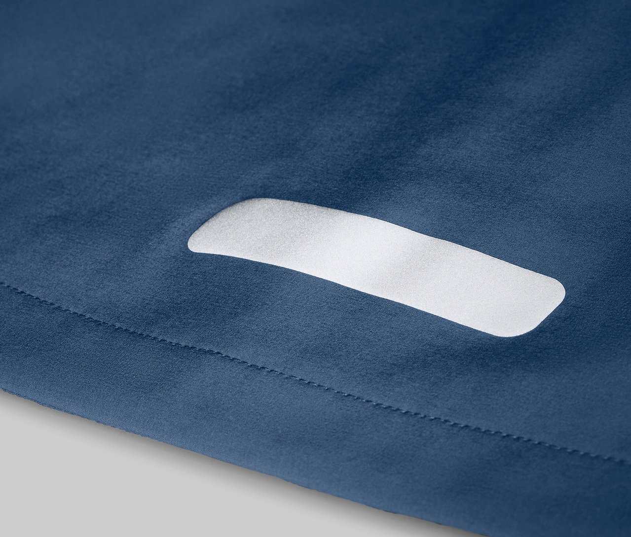 Detail detskej softshellovej bundy s meniacimi sa farbami v daždi.