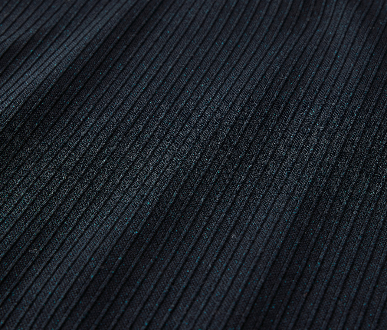 Detailný záber na tmavomodrú detskú bezšvovú funkčnú bielizeň.