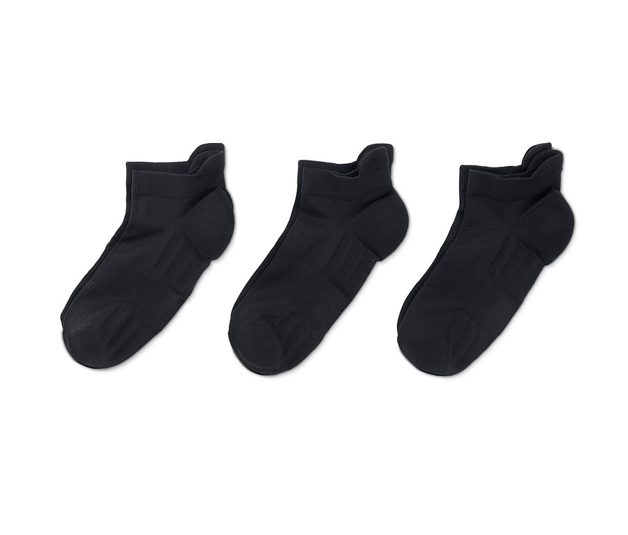 Tri páry čiernych unisexových profesionálnych bežeckých ponožiek na bielom pozadí.