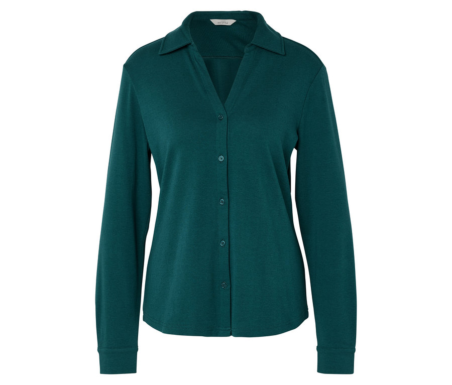 Zelená košeľa s dlhými rukávmi a gombíkmi.