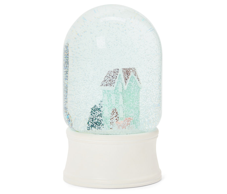 Snehová guľa s motívom domu na bielom podstavci.