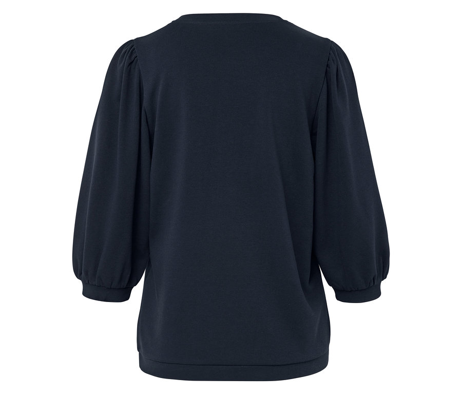 Detail zadnej časti tmavomodrej blúzky s trojštvrťovými rukávmi.