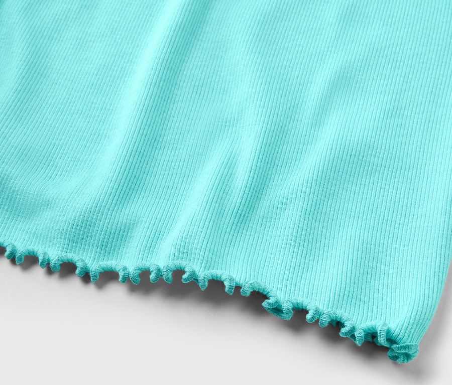 Detail svetlomodrej krátkej pyžamovej súpravy z rebrovaného materiálu.