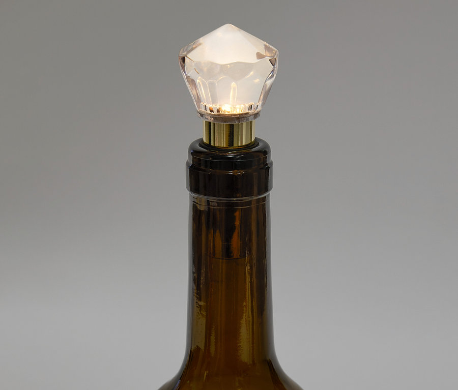 Hnedá fľaša s krištáľovým uzáverom.