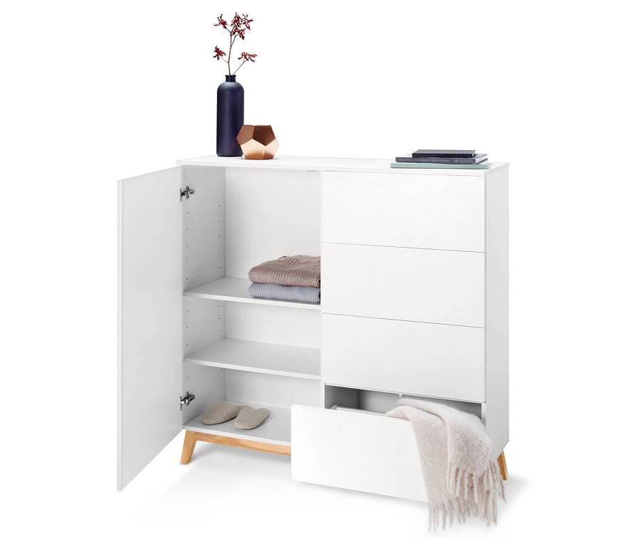 Otvorená biela komoda s policami, oblečením, papučami a zásuvkami.
