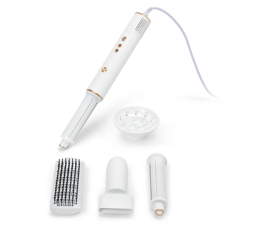 Biely multifunkčný stylingový nástroj na vlasy s rôznymi nadstavcami na bielom pozadí.