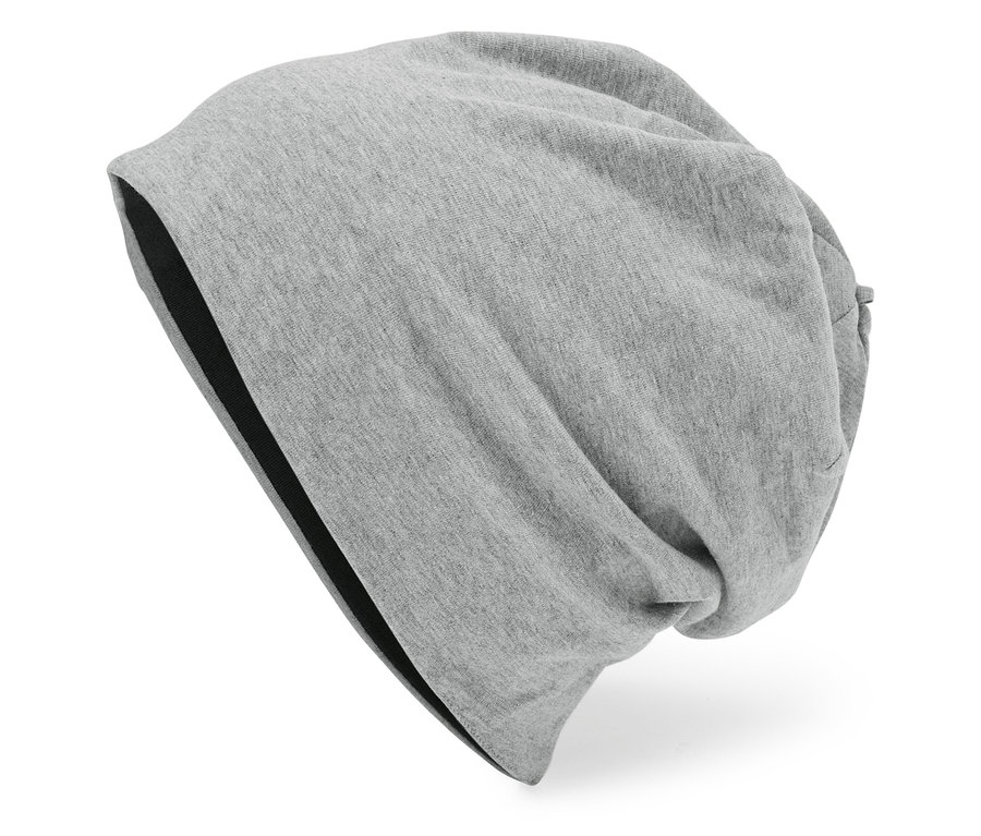 Sivá, voľne pletená čiapka.