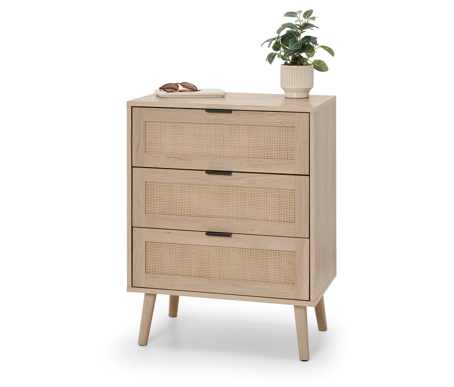 Komoda s tromi zásuvkami z ratanu, na ktorej ležia slnečné okuliare a malá rastlina.