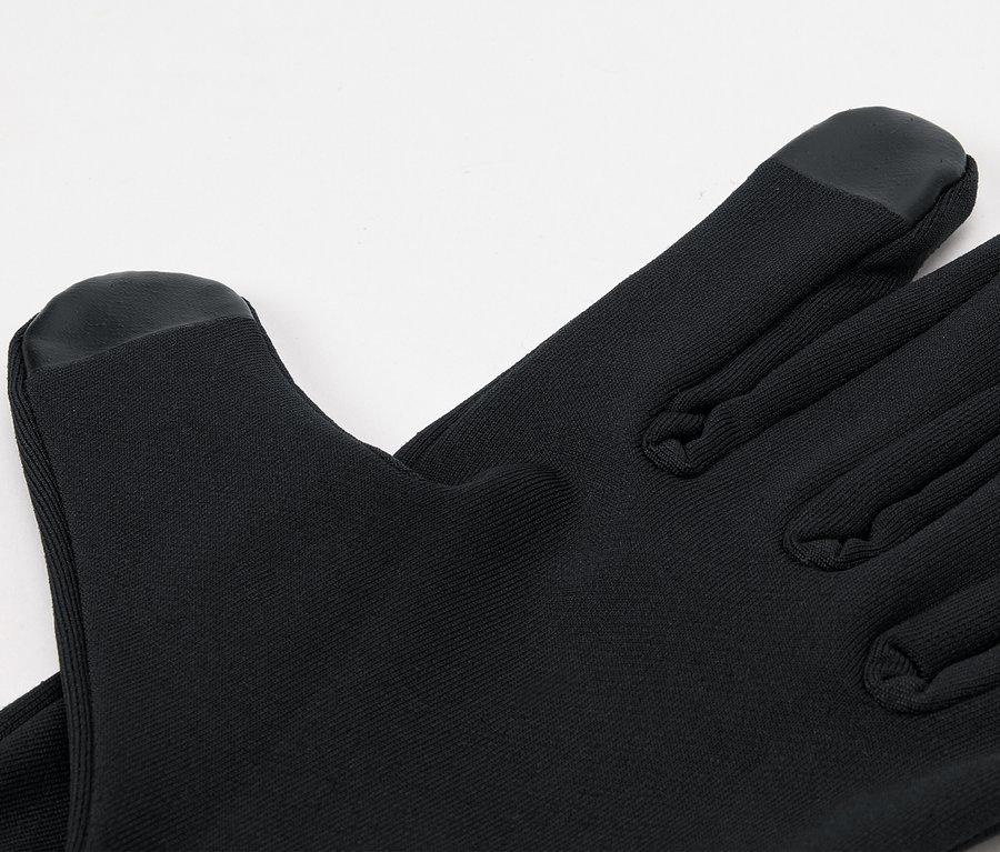 Čierne bežecké rukavice.