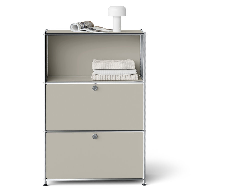 Sivá skrinka s dvomi zásuvkami, lampou a uterákmi.