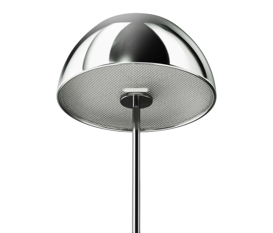 Strieborná stojaca lampa s kupolovitým tienidlom a kovovou mriežkou.