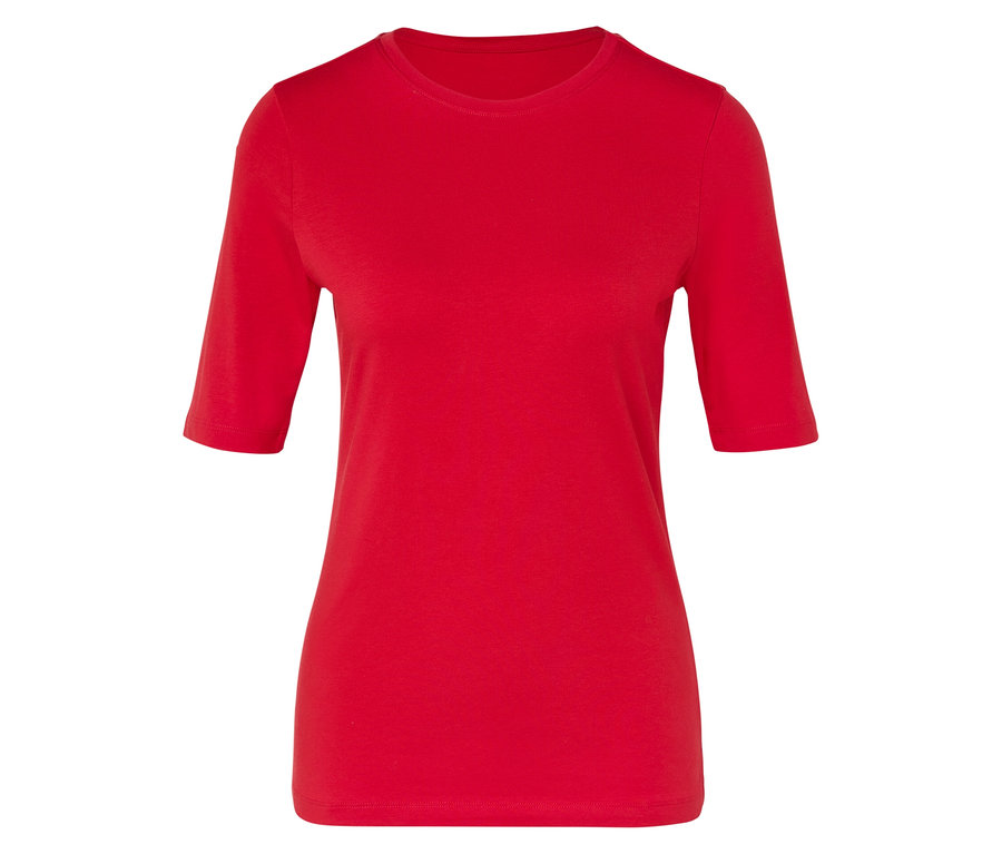 Červené tričko s krátkymi rukávmi.