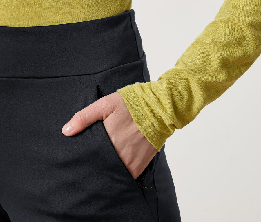 Ruka vo vrecku čiernych nohavíc.