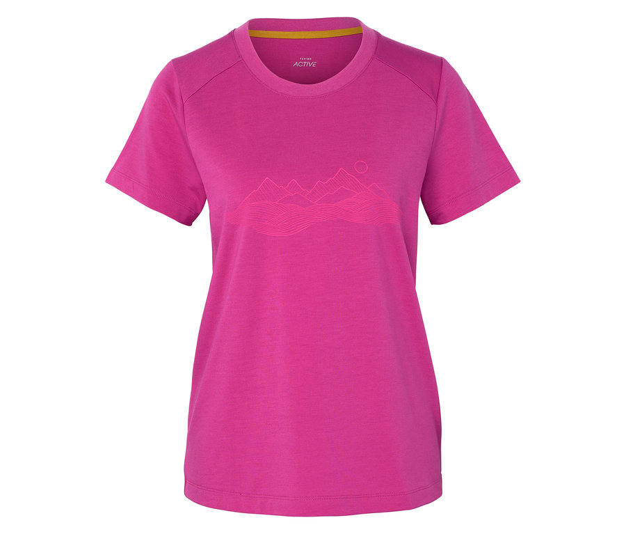 Ružové tričko s horským motívom na bielom pozadí.