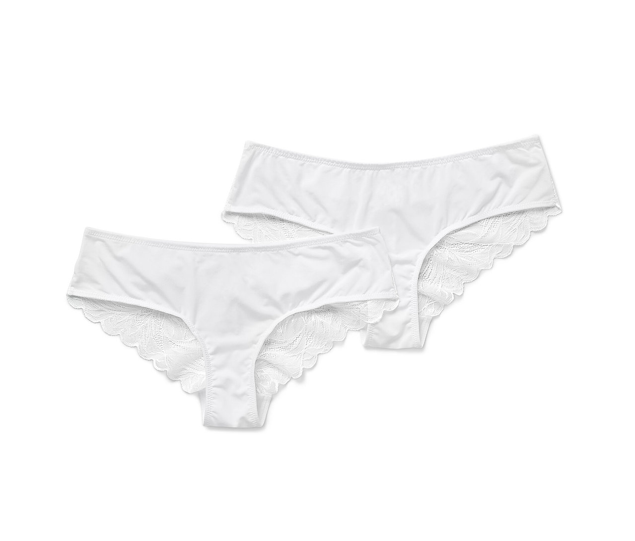 Dvoje biele brazílske nohavičky s čipkou ležia vedľa seba.