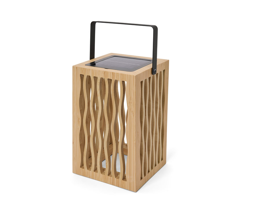 Solárny lampáš s čiernou rukoväťou a dreveným rámom.