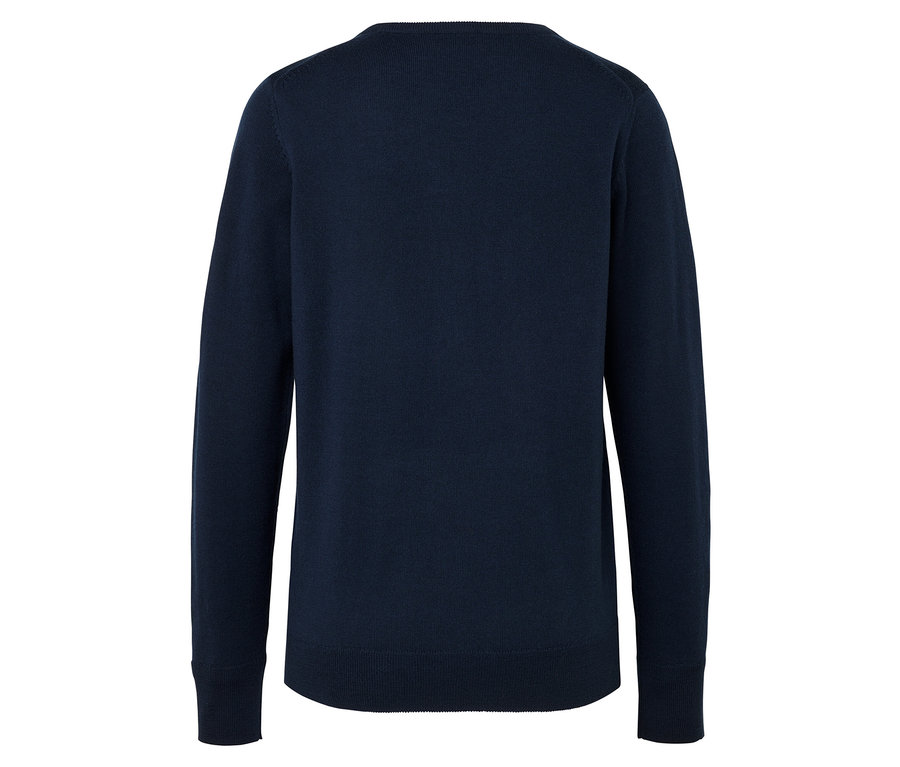 Tmavomodrý pletený sveter s dlhými rukávmi.