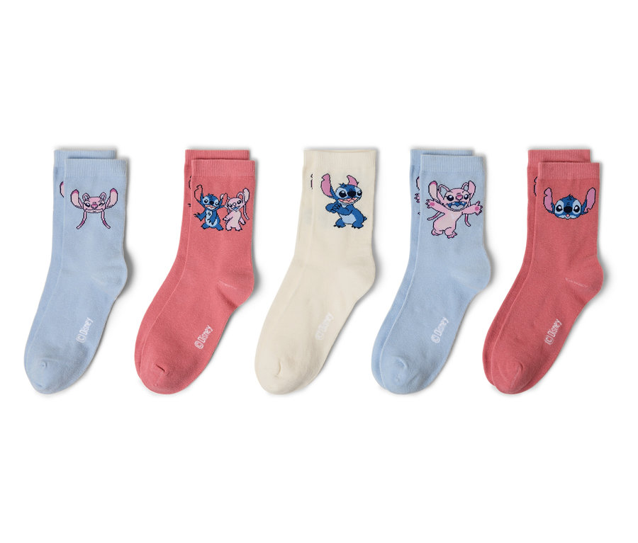 Päť párov ponožiek leží vedľa seba, každé s rôznymi motívmi Stitch v ružovej, modrej a béžovej farbe.
