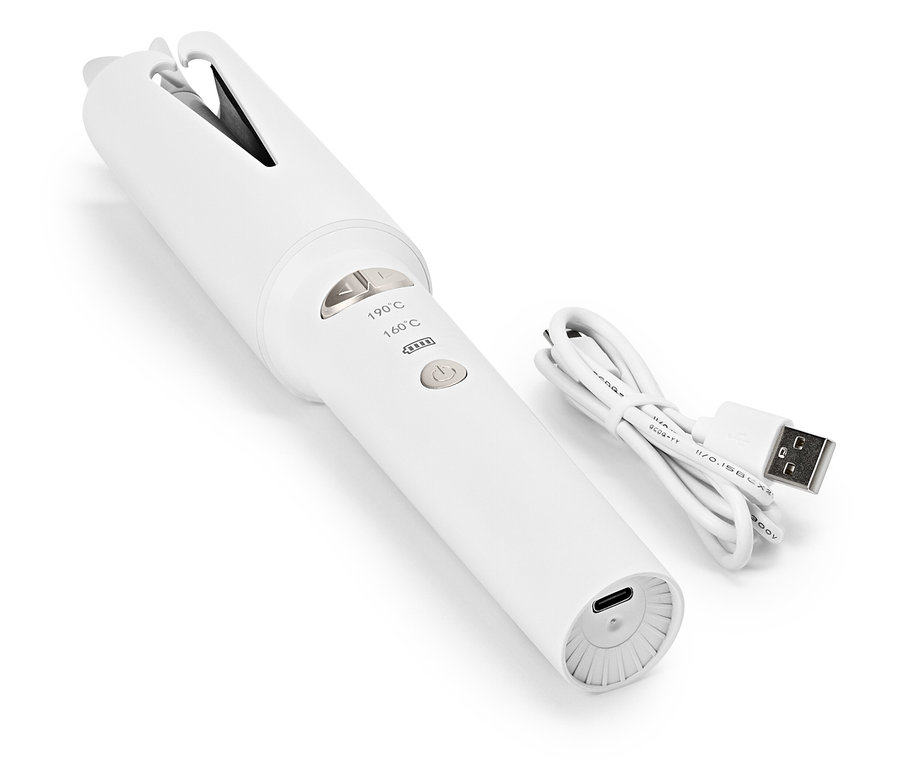Biely bezdrôtový kulmofén s reguláciou teploty a USB nabíjacím káblom leží na bielom pozadí.