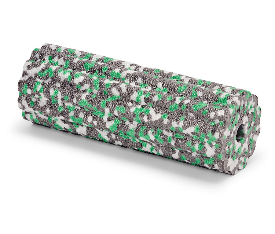 Pena valček so zeleným, šedým a bielym vzorom leží na bielom povrchu.
